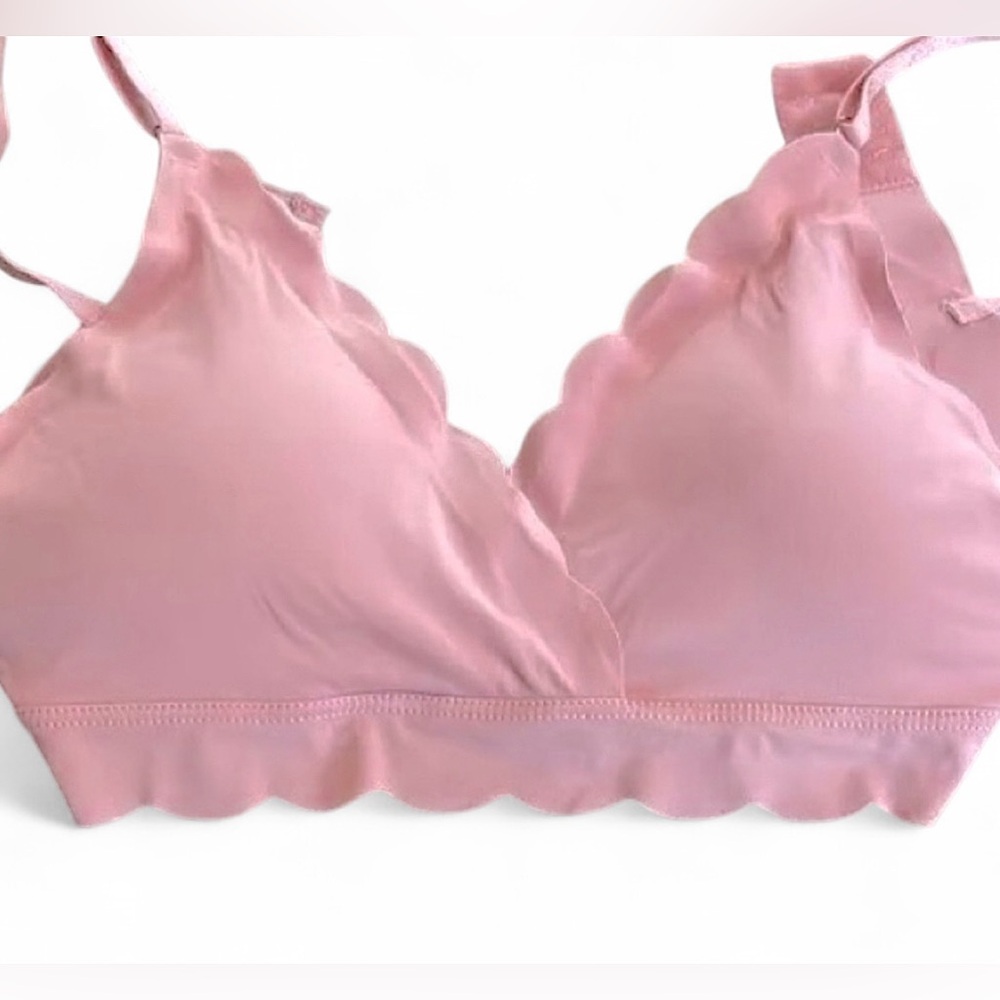 NWOT~Danskin Intimates Super Soft Pink Scalloped Barely There Smoothing Bra